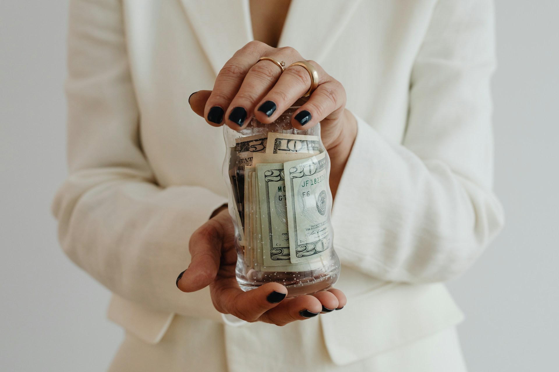Money Manifestation Coaching vs. Traditional Financial Advice